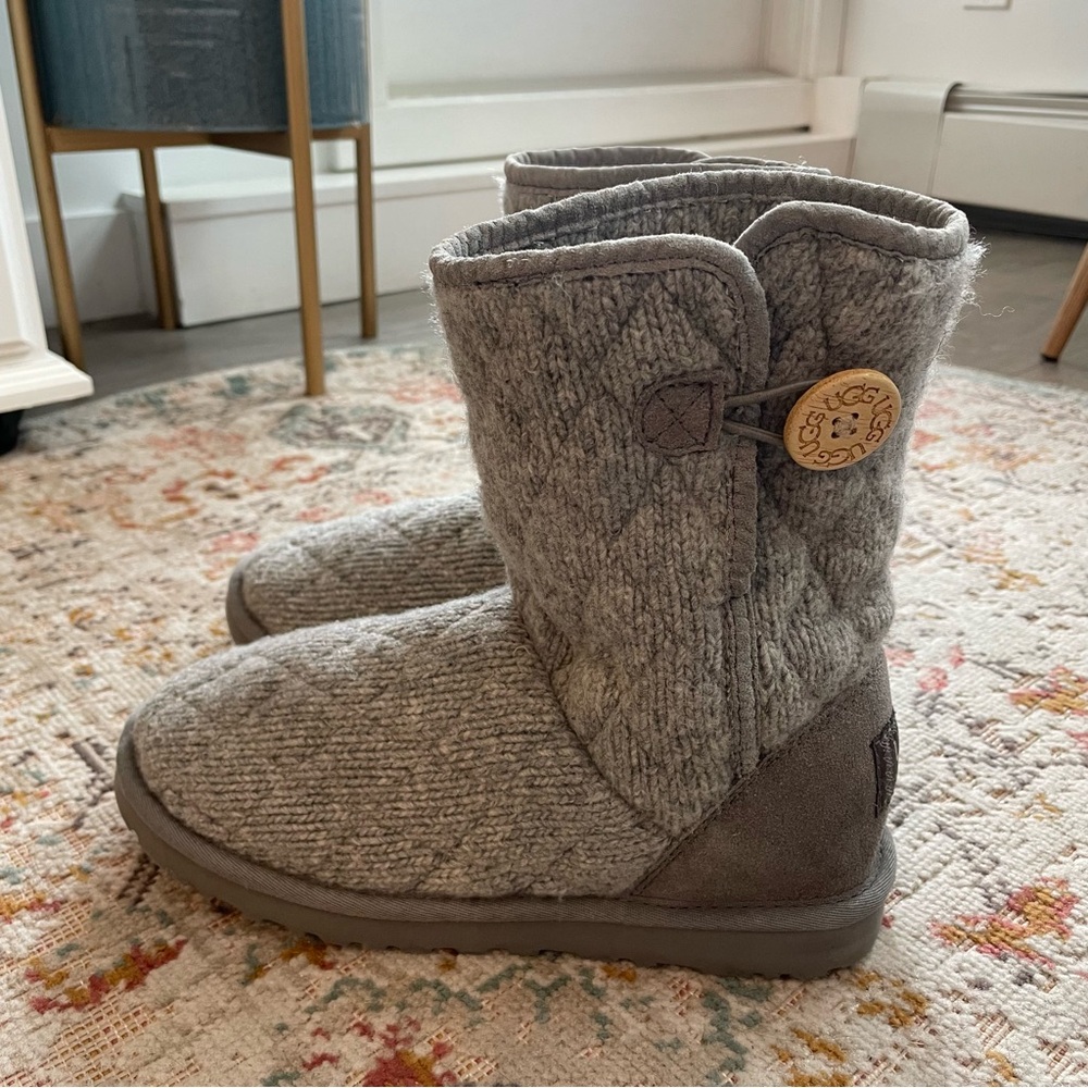 UGG Australian Mountain Quilted Boots Sherpa Lined Knit Boots in Light Grey